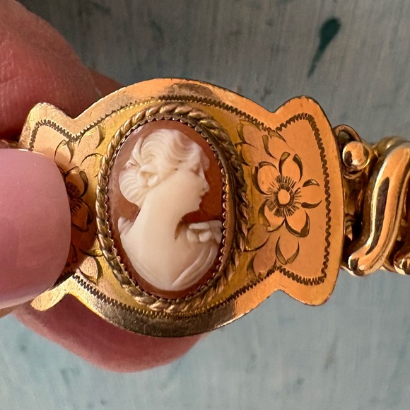 Gorgeous “Carmen” DFB Briggs Cameo Stretch “Sweetheart” Gold-Filled Bracelet - Picture 2 of 16